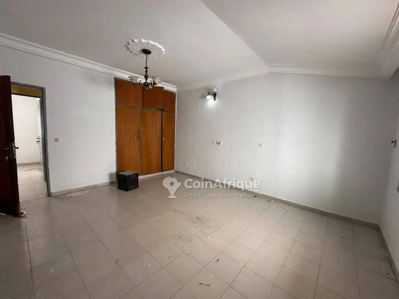 Villa basse 4 pièces + 3 indépendantes — Cocody Angré