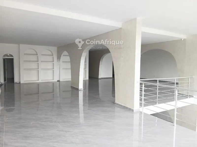 Local commercial en mezzanine avec toilette — Cocody Riviera Bonoumin