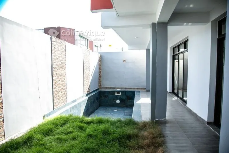Villa duplex 6 pièces avec piscine — Riviera Mbadon