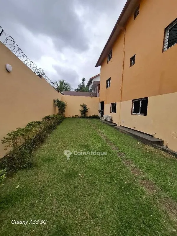 Duplex 7 pièces avec jardin et garage — Angré 8e tranche