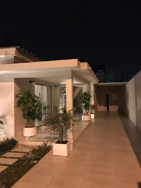 Villa meublée 4 pièces — Marcory Biétry