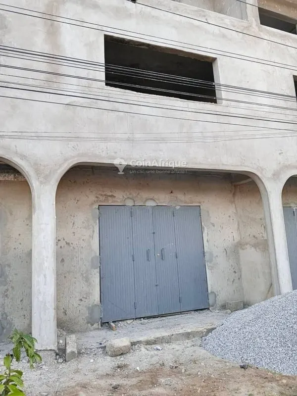 Magasin neuf avec possibilité mezzanine — Angré Boulevard Latrille