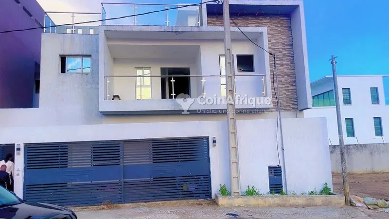 Triplex 8 pièces avec piscine — Bingerville