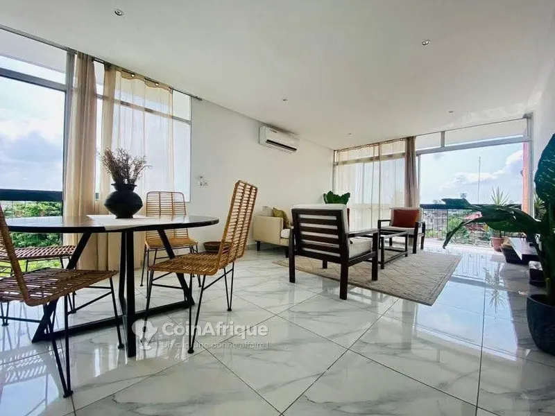 Appartement meublé 3 pièces — Cocody Cité des Arts