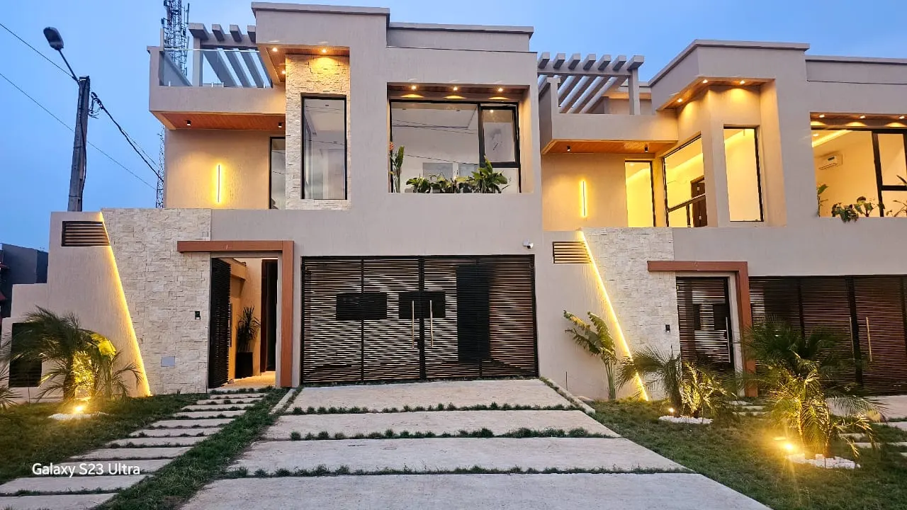 Villa triplex 7 pièces avec piscine — Cocody Riviera Abatta