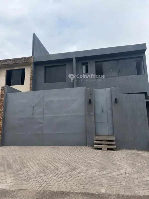 Villa triplex jumelée 8 pièces avec piscine — Cocody Riviera Faya