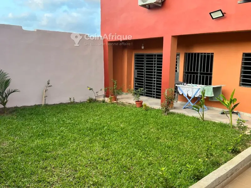 Villa duplex avec jardin — Bingerville