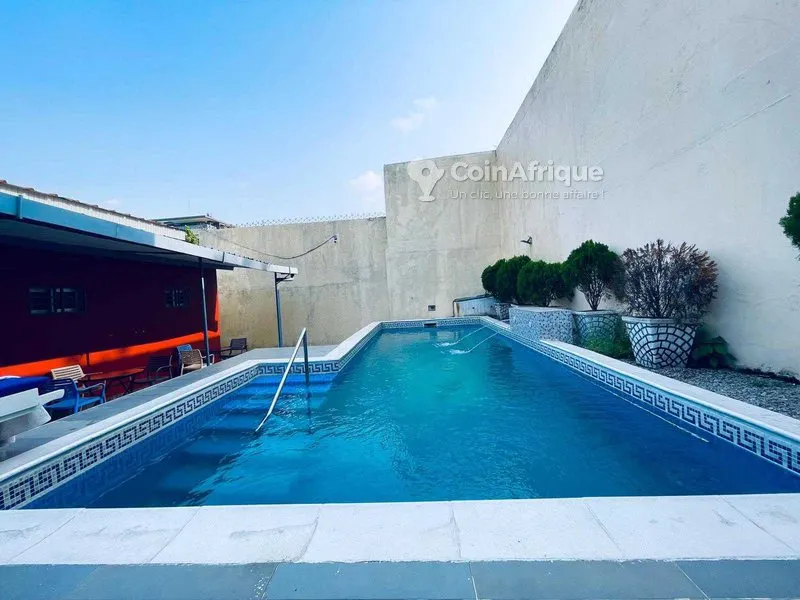Villa basse 5 pièces avec piscine — Cocody Bonoumin