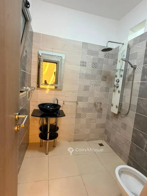 Appartement 3 pièces avec piscine et salle de sport — Riviera Abidjan Mall