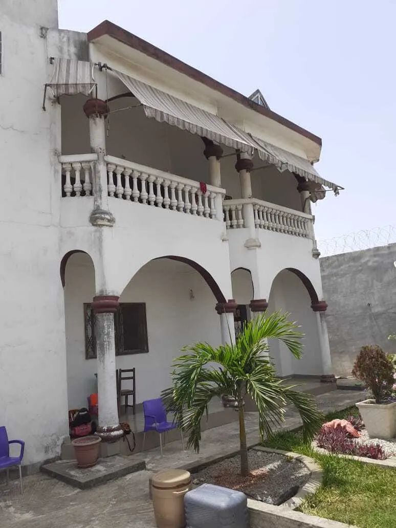 Maison triplex 11 pièces avec garage et jardin — Angré