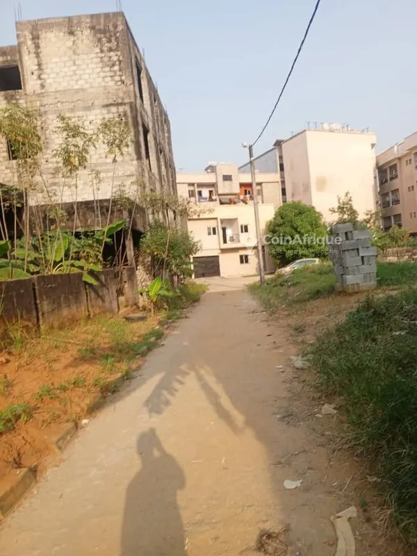 Terrain 300 m² avec bâtisse — Cocody Riviera Faya