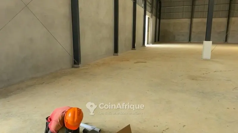 Entrepôt 10 000 m² avec bureaux et équipements — Nouvelle Zone Industrielle Yopougon