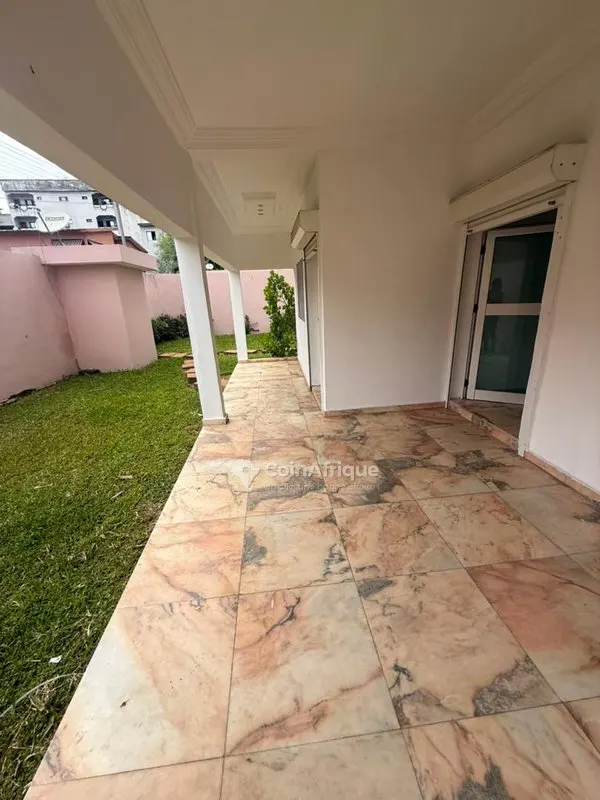 Villa duplex 5 pièces — Cocody Riviera Abatta