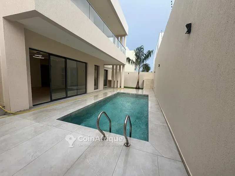 Villa duplex 5 pièces neuve avec piscine — Cocody 2 Plateaux Vallon