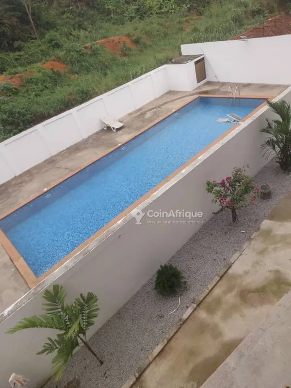 Appartement 5 pièces avec piscine — Cocody 2 Plateaux