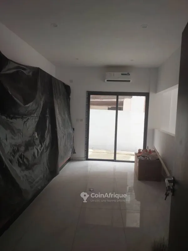 Appartement 5 pièces avec piscine — Cocody 2 Plateaux
