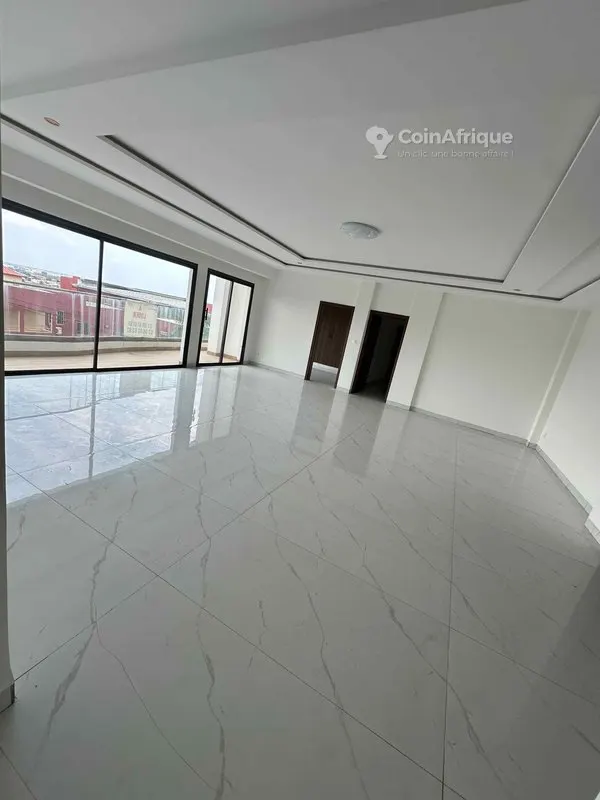 Appartement 4 pièces avec piscine et salle de sport — Cocody Riviera 4