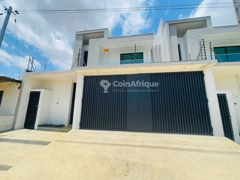 Villa duplex 5 pièces — Cocody Angré Nouveau CHU