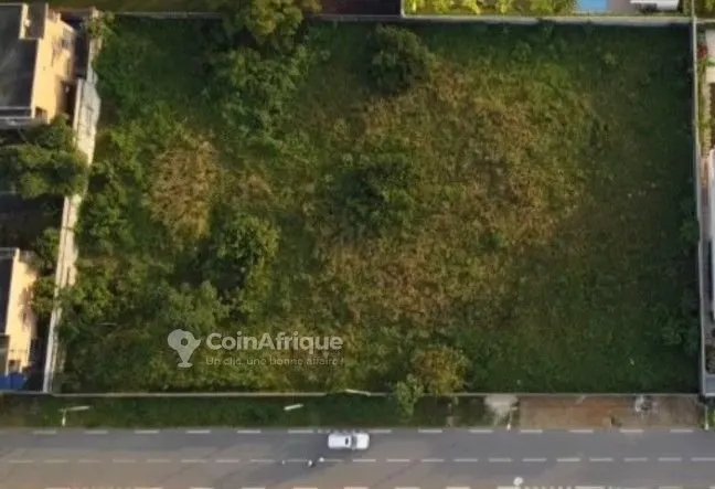 Terrain 2000 m² — Cocody Centre