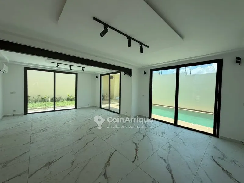 Villa 5 pièces avec piscine — Cocody Riviera M'Badon