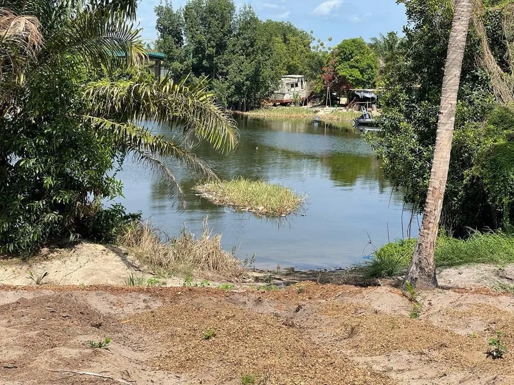 Terrain en bordure d'eau — Abatta