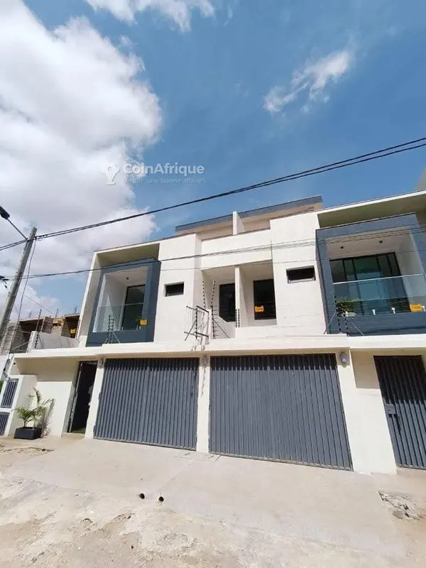 Villa triplex 5 pièces haut standing — Angré Nouveau CHU