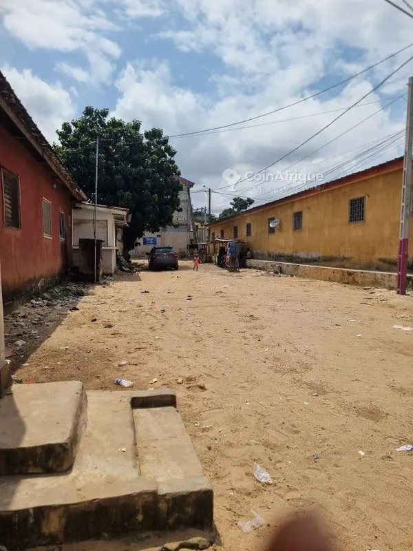 Cour commune 16 studios avec potentiel R+7 — Yopougon Niangon