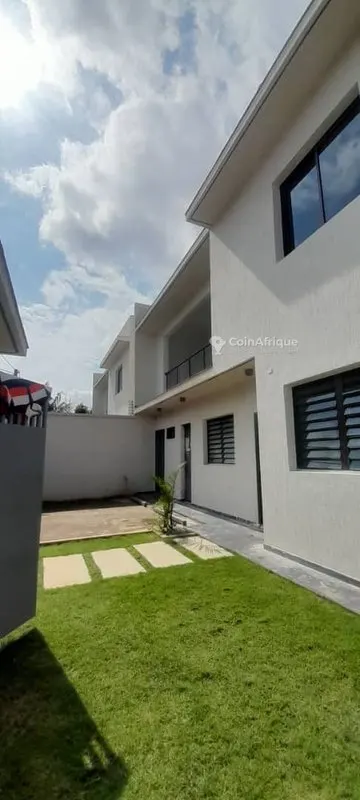 Duplex 7 pièces avec piscine — Abatta Saphir