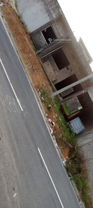 Terrain 315 m² avec fondations R+3 — Abatta Oribat