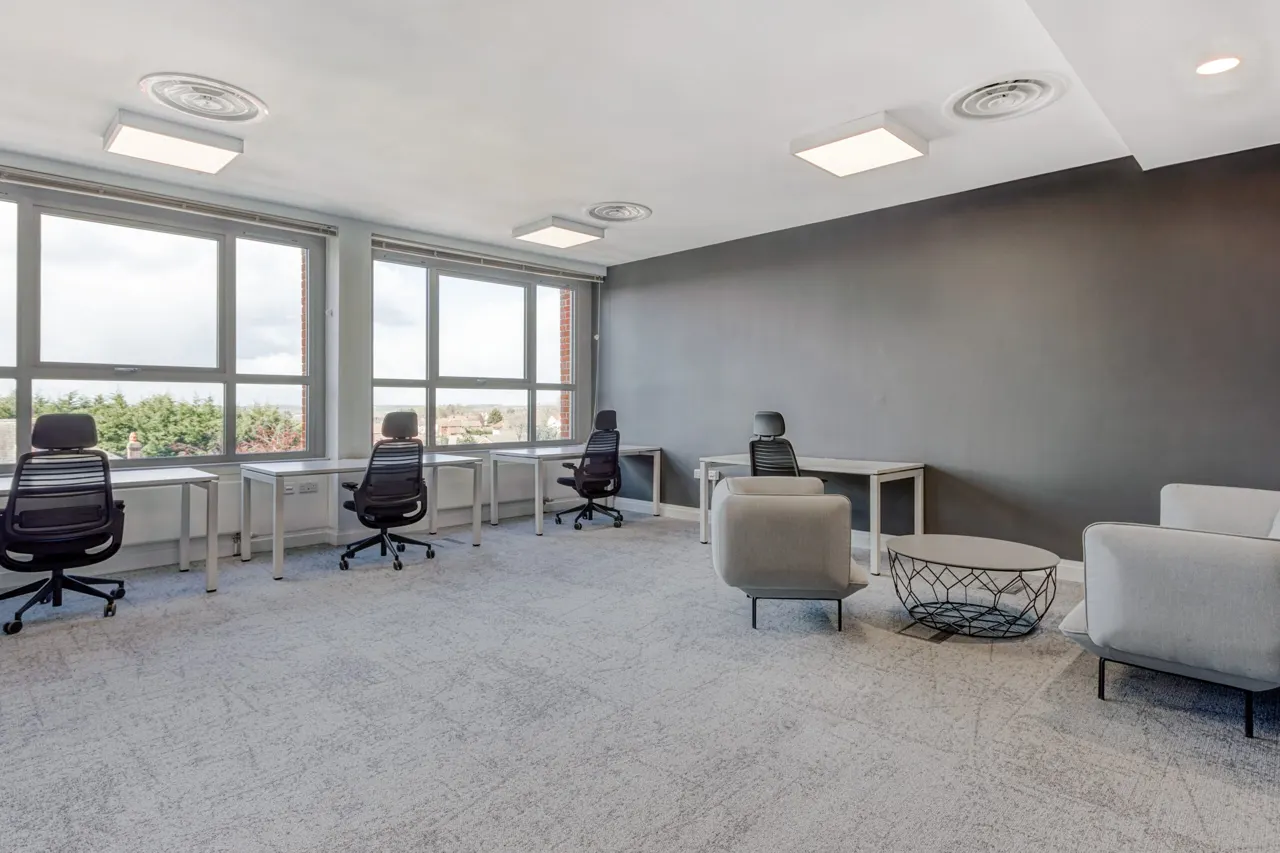Bureau privé 3 personnes tout inclus — Abidjan Plein Ciel