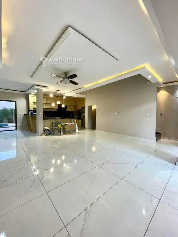 Villa triplex 7 pièces avec piscine — Cocody Riviera Synacassci 2