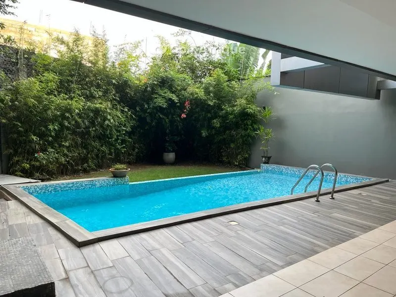 Villa duplex 7 pièces avec piscine — Cocody Riviera Attoban