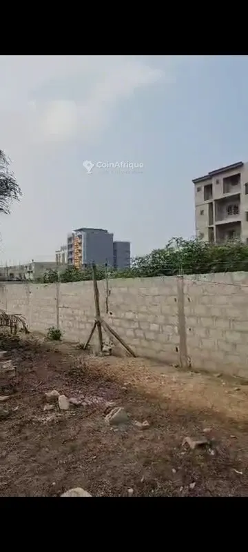 Terrain 1200 m² à l'angle — Avedji Ametossime