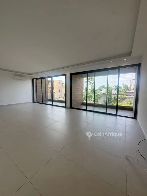 Appartement 4 pièces — Cocody 8e tranche