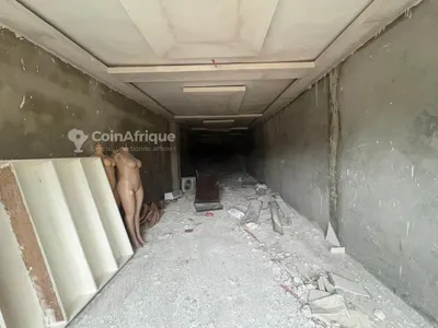 3 magasins neufs 100 m² avec mezzanine possible — Cocody-Angré Château