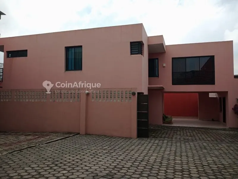 Villa duplex 6 pièces avec piscine — Vallée