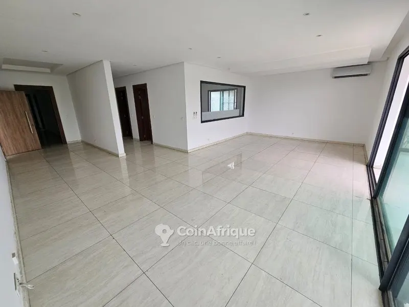 Appartement 3 pièces haut standing avec piscine — Cocody Riviera Golf