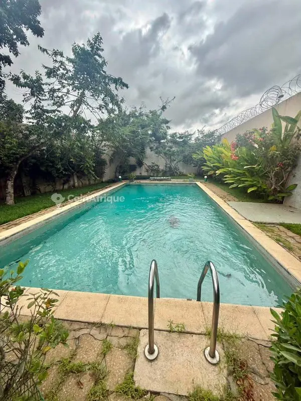 Villa basse 5 pièces avec piscine — Cocody Vallon