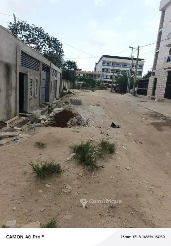 Terrain 600 m² en pente — Cocody Angré