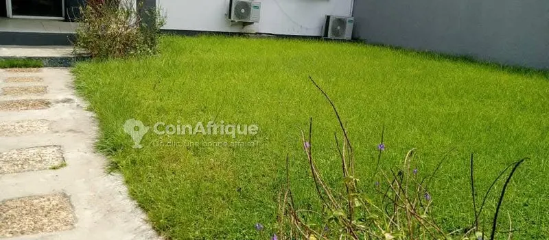 Villa basse 5 pièces avec jardin et garage — Cocody 2 Plateaux