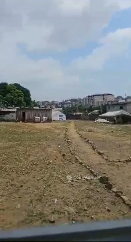 Terrain 2206 m² clôturé — Cocody 2 Plateaux Sanon