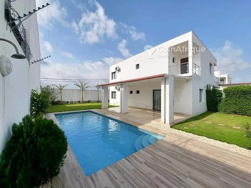 Villa duplex 6 pièces avec dépendance — Cocody Angré Gestoci