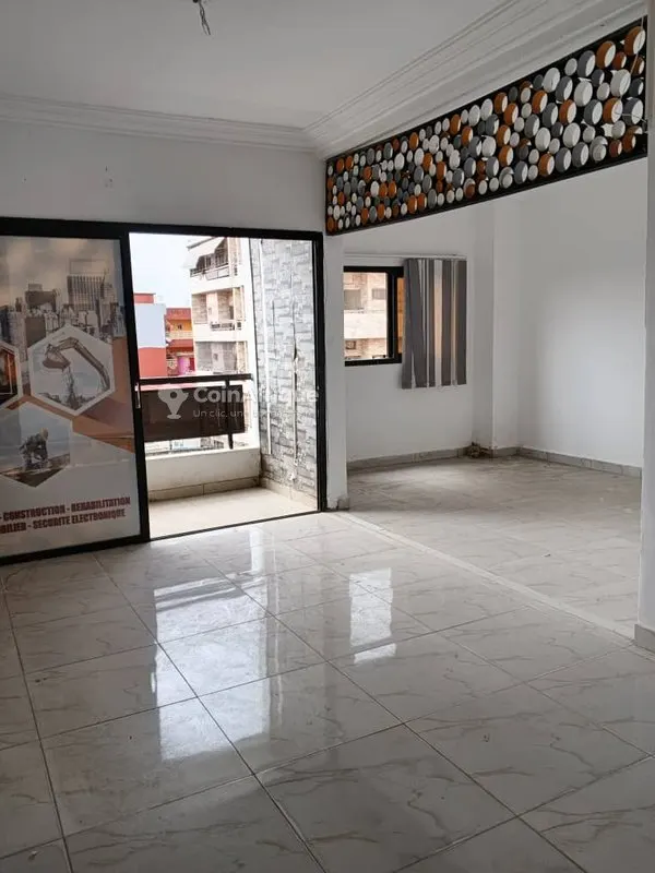 Appartement 3 pièces avec balcon — Cocody Riviera Faya
