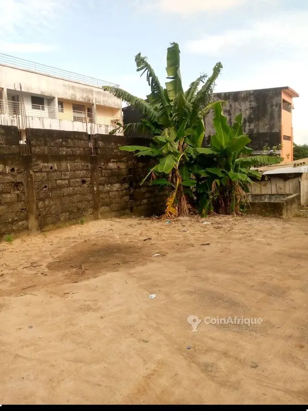 Terrain 440m² avec fondation R+3 — Cocody Riviera