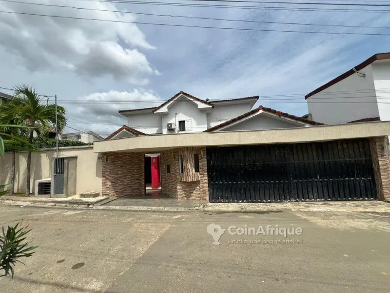 Villa duplex 8 pièces avec 3 salons — Riviera Cité Verdoyante