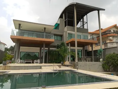 Triplex 17 pièces avec piscine et sous-sol — 2 Plateaux Vallon
