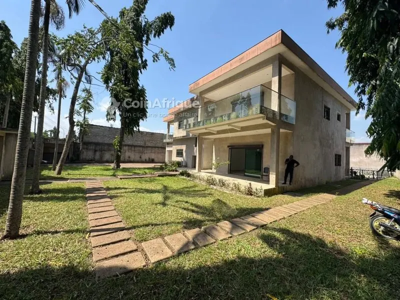 Villa duplex 8 pièces avec piscine — Attoban Riviera