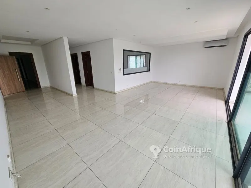 Appartement 3 pièces haut standing avec piscine — Cocody Riviera Golf