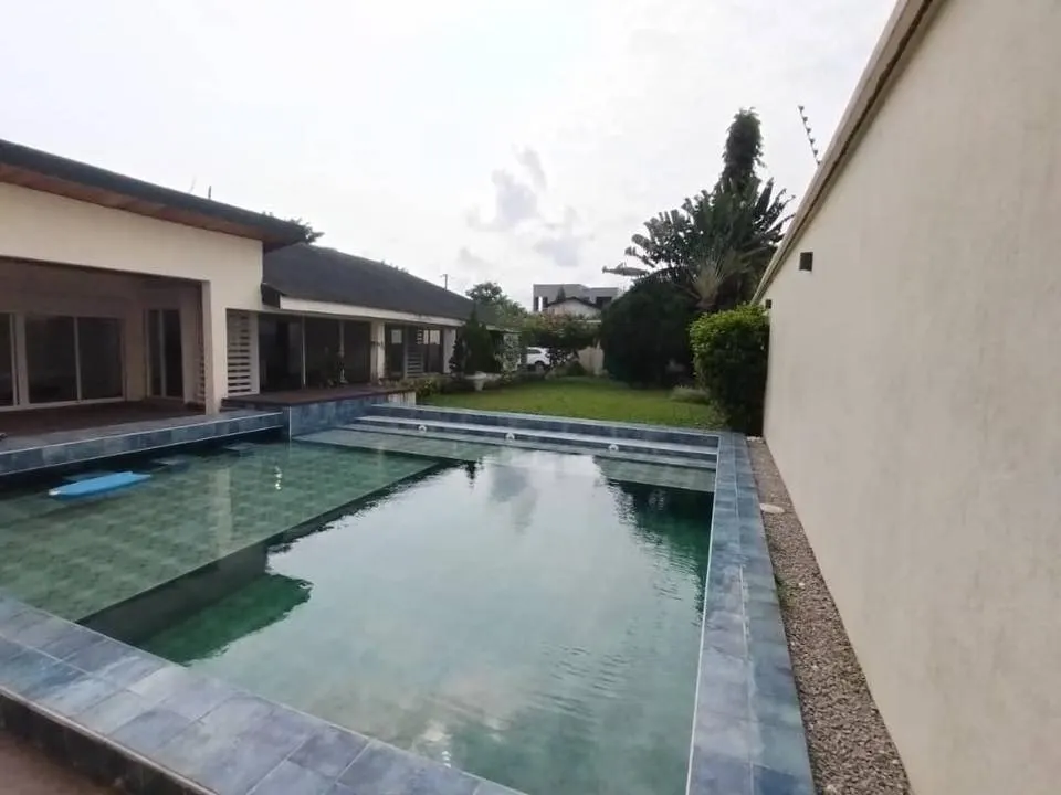 Villa basse F7 avec piscine — Cocody Riviera III