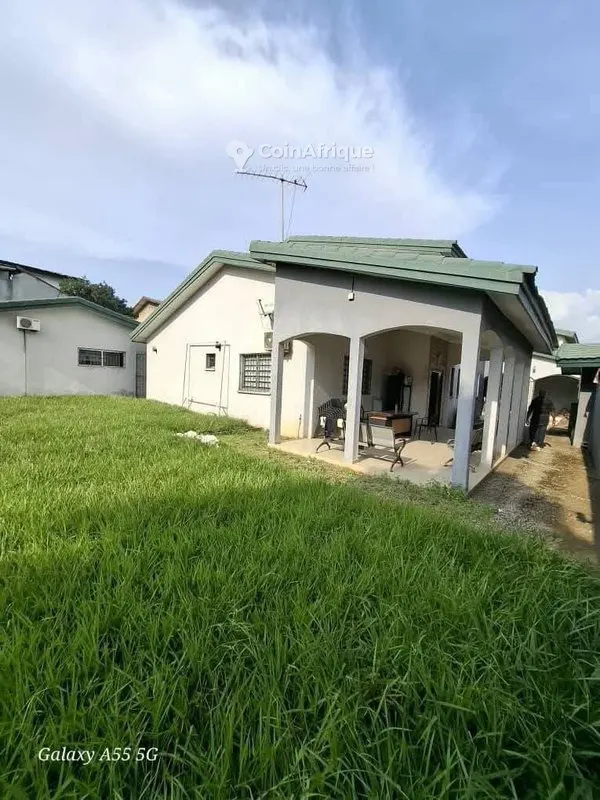 Villa duplex 10 pièces avec jardin — Cocody Angré 8e tranche